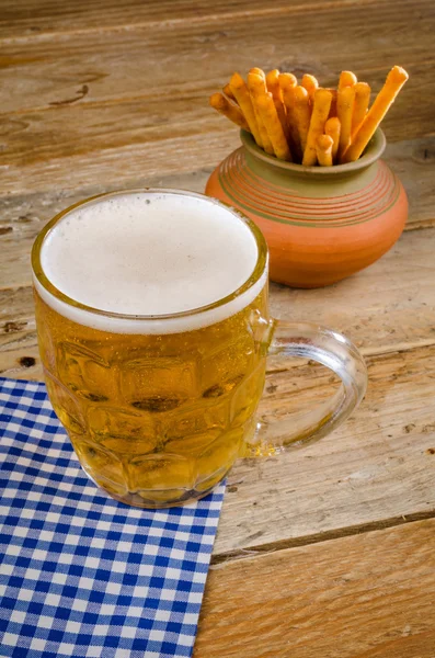 Bier en snack op tafel — Stockfoto