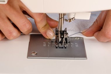 Eller, bir dikiş makinesi