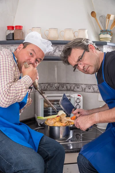 Muito homens cozinhar — Fotografia de Stock