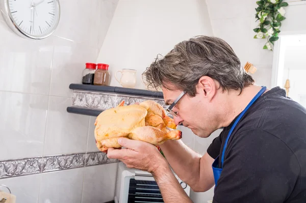 Man trying to cook — Stock Photo, Image