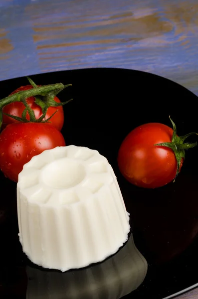 Queijo fresco com tomate — Fotografia de Stock