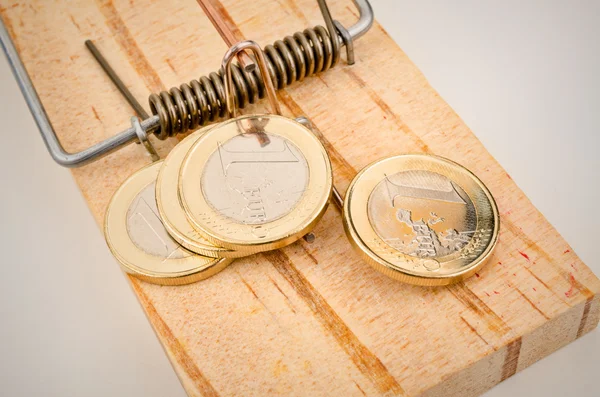 Mousetrap com moedas de euro — Fotografia de Stock