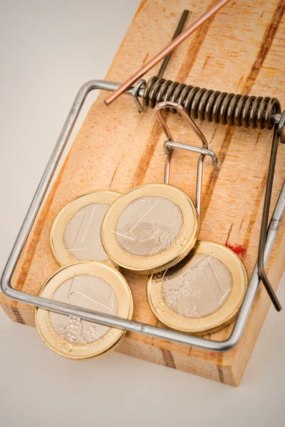 Mousetrap com moedas de euro — Fotografia de Stock