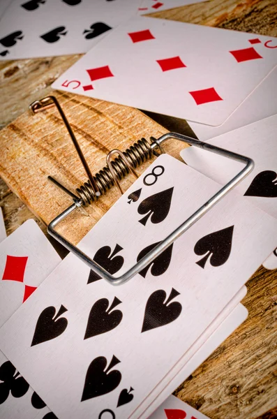 Cards inside a mousetrap — Stock Photo, Image