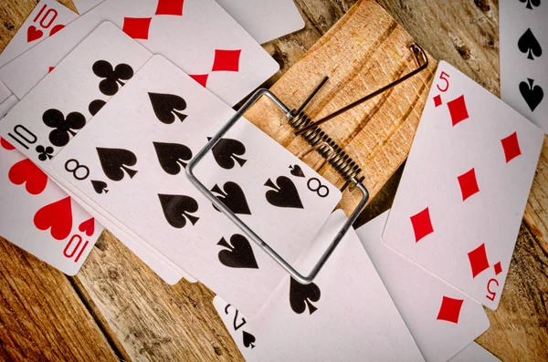 Cards inside a mousetrap — Stock Photo, Image