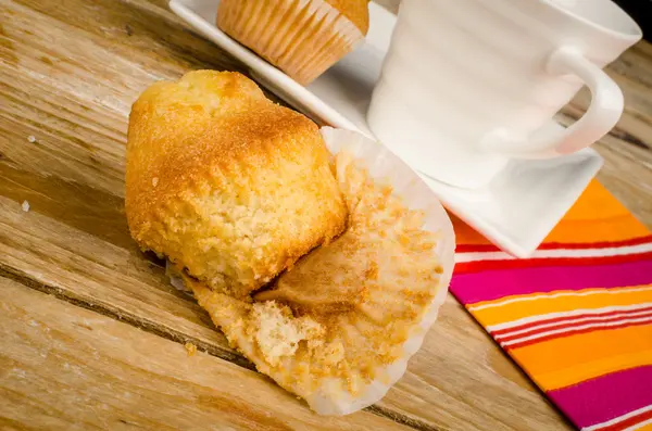 Petit déjeuner muffin sur la table — Photo