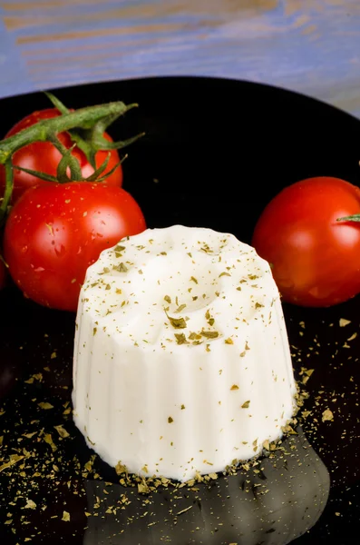 Fresh cheese with tomatoes — Stock Photo, Image