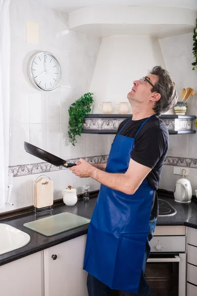 Homem tentando cozinhar — Fotografia de Stock