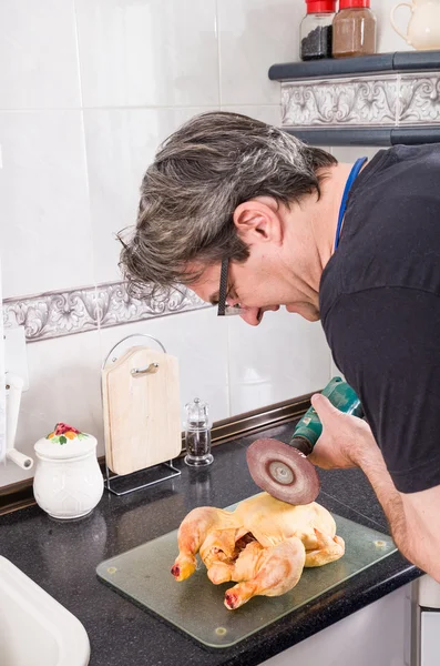 Hombre tratando de cocinar — Foto de Stock