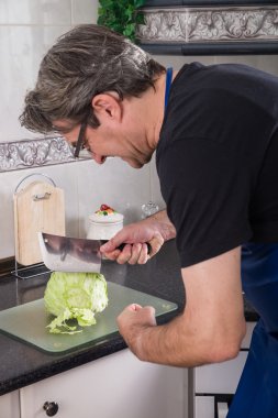 Clueless aşçı marul kesmek çalışıyor