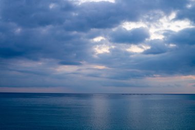 Deniz üzerinde fırtınalı gökyüzü