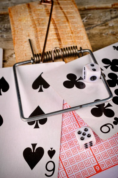 Cards inside a mousetrap — Stock Photo, Image