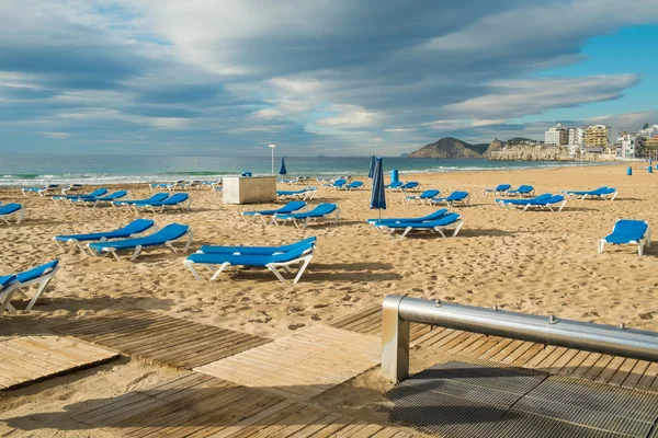 Lavaggio dei piedi sulla spiaggia di Benidorm — Foto Stock