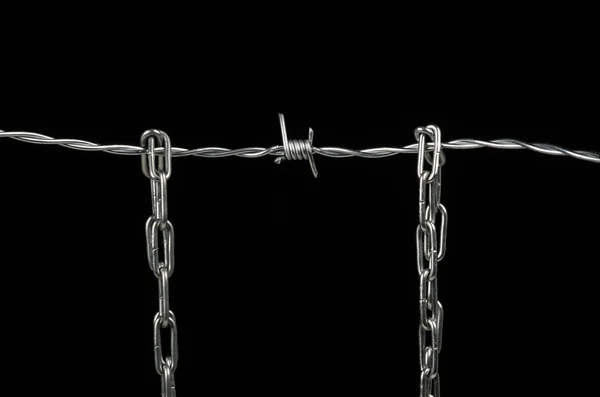 Barbed wire and chain — Stock Photo, Image