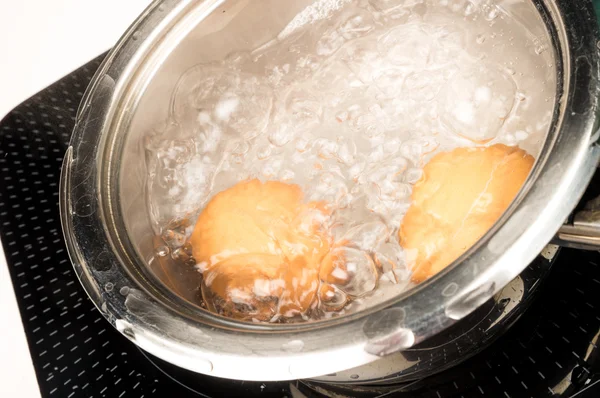 鸡蛋在锅里沸腾 — 图库照片