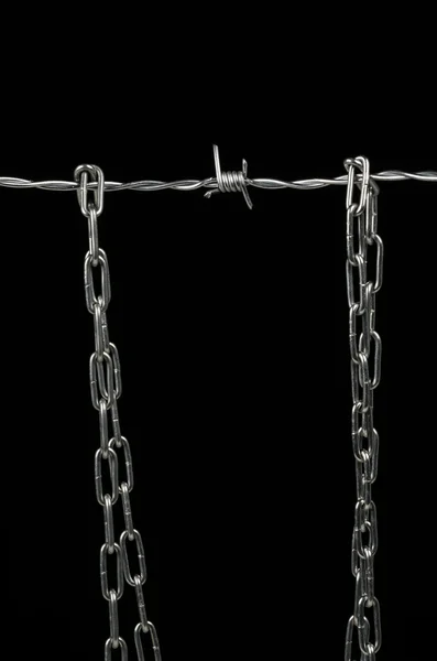 Barbed wire and chain — Stock Photo, Image