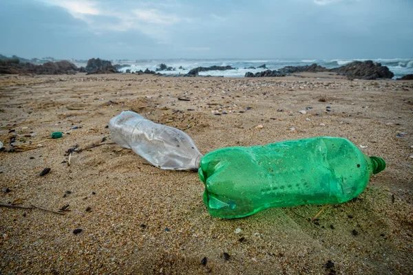 Plaża zanieczyszczona śmieci — Zdjęcie stockowe