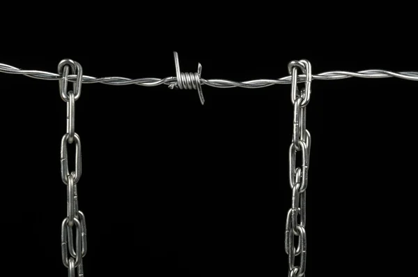 Barbed wire and chain — Stock Photo, Image