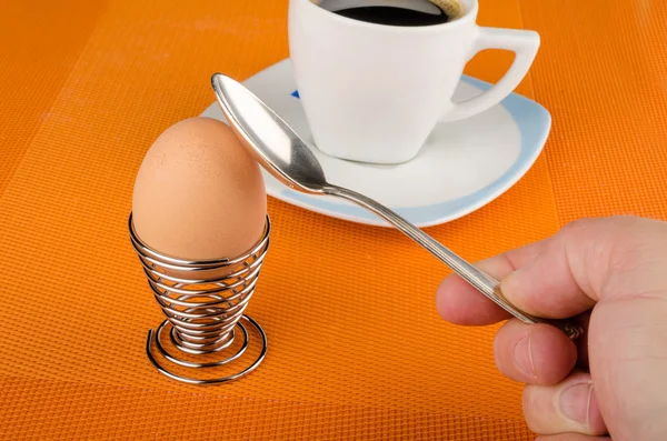 Мужчина ест яйцо на завтрак — стоковое фото