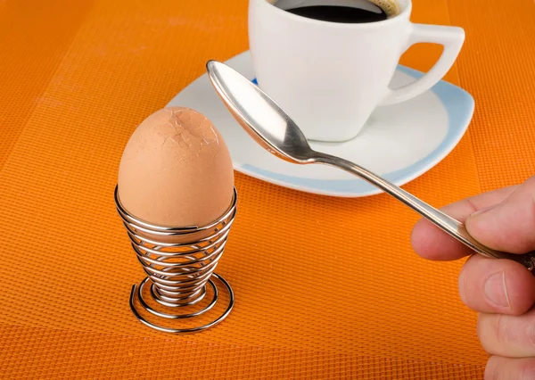 Man eating egg for breakfast — Stock Photo, Image