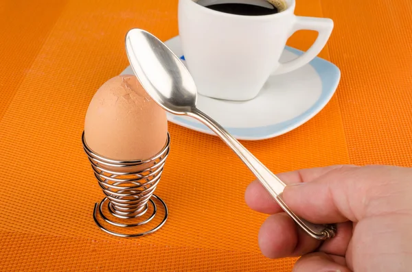 Hombre comiendo huevo para el desayuno —  Fotos de Stock
