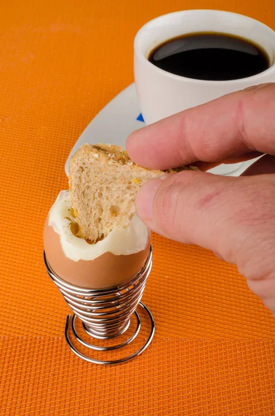 Hombre comiendo huevo para el desayuno — Foto de Stock