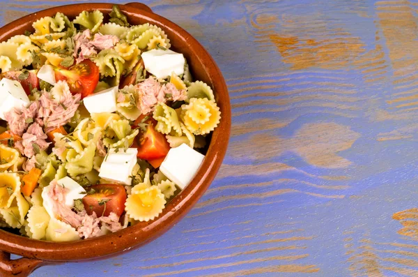 Salada de macarrão servida em tigela — Fotografia de Stock