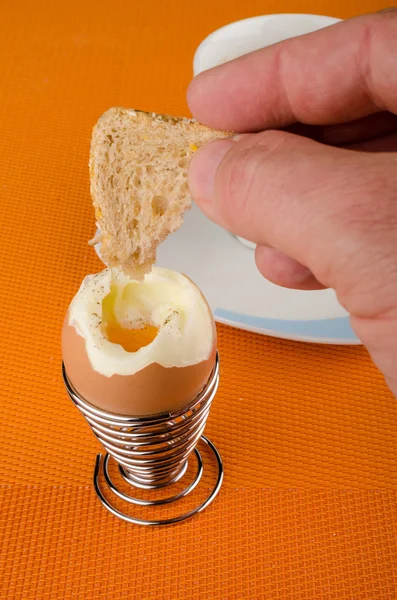 Man eating egg for breakfast — Stock Photo, Image