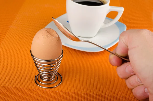 Мужская рука, разбивающая яйцо вкрутую — стоковое фото