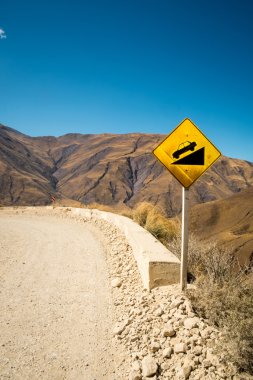 Uyarı işareti dik bir yolda