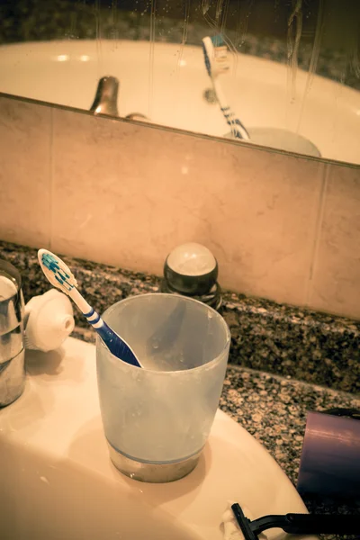 Badkamer wastafel in rommelige voorwaarde — Stockfoto