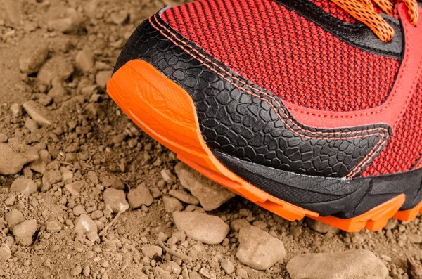 Turnschuh auf unwegsamem unbefestigtem Boden — Stockfoto