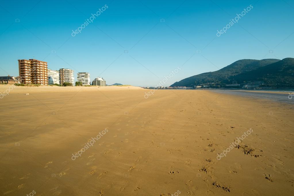 Spanischer Ferienort Strand Laredo — Stockfoto © OlafSpeier 122156686