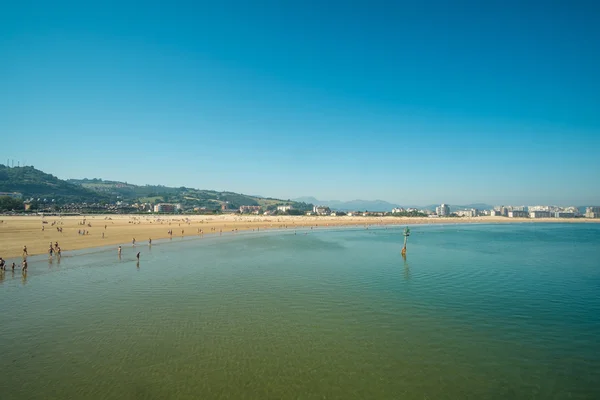 Touristes sur la plage de Laredo resort — Photo