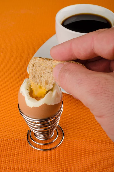 Мужская рука макает тосты в яйцо — стоковое фото