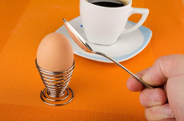 男手割れハードボイルド卵 — ストック写真