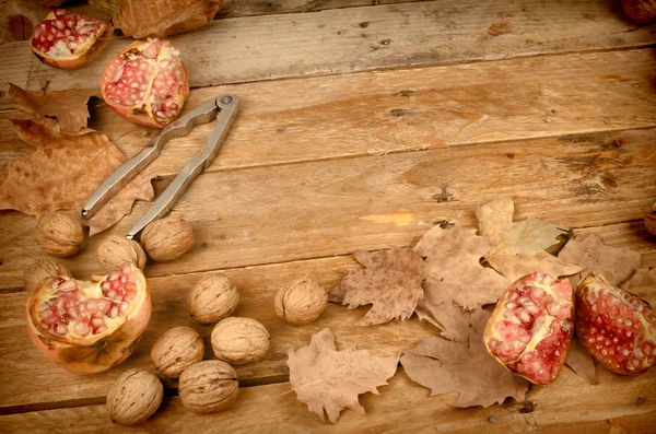 Bodegón de otoño con granadas — Foto de Stock