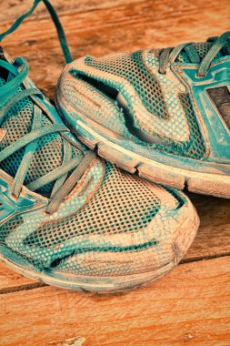 yok edilen spor ayakkabı