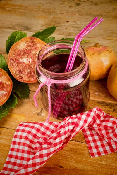 Pomegranates and juice — Stock Photo, Image