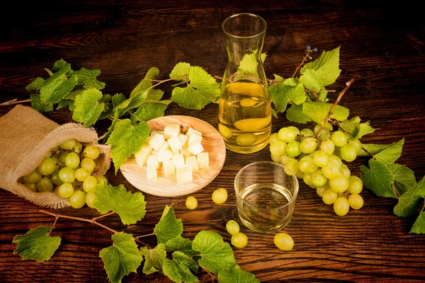 Grapes and cheese — Stock Photo, Image