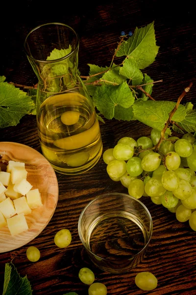 Виноград, сыр и вино — стоковое фото