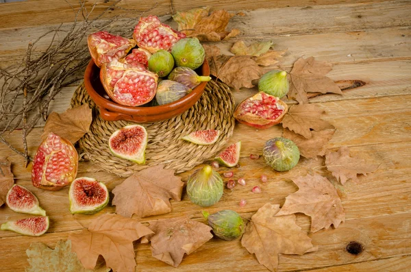 Figs and pomegranates — Stock Photo, Image