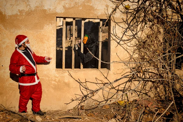 Monstro de Halloween versus Santa — Fotografia de Stock