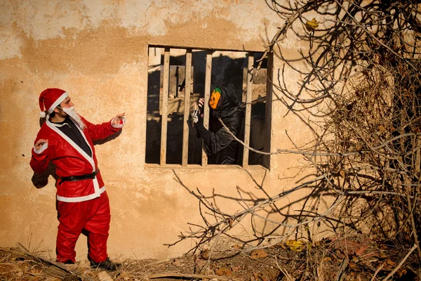 Halloween potwór kontra Santa — Zdjęcie stockowe