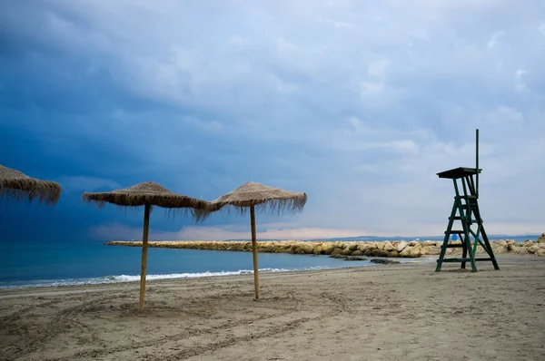 Stormachtige dag op het strand — Stockfoto