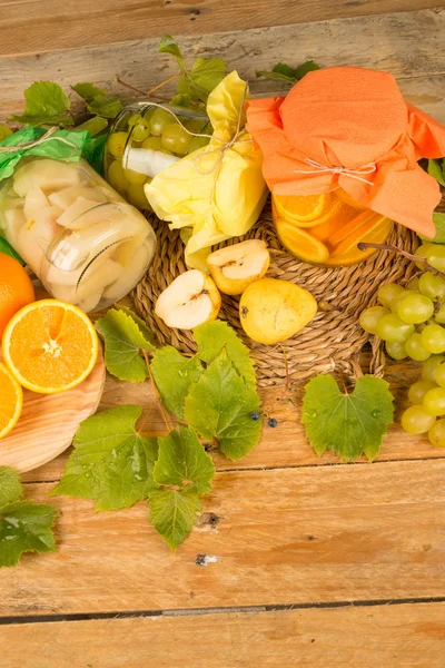 Conserve di frutta fatte in casa — Foto Stock