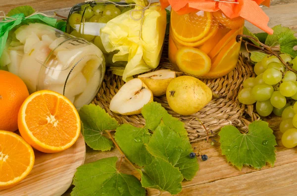 Conserve di frutta fatte in casa — Foto Stock