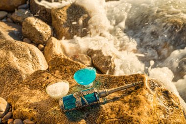 Plaj çakıl taşları üzerinde doğal kozmetik