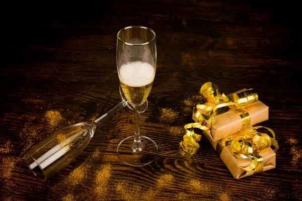 Geschenke und Champagner — Stockfoto