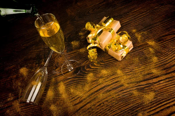 Hediyeler ve şampanya — Stok fotoğraf